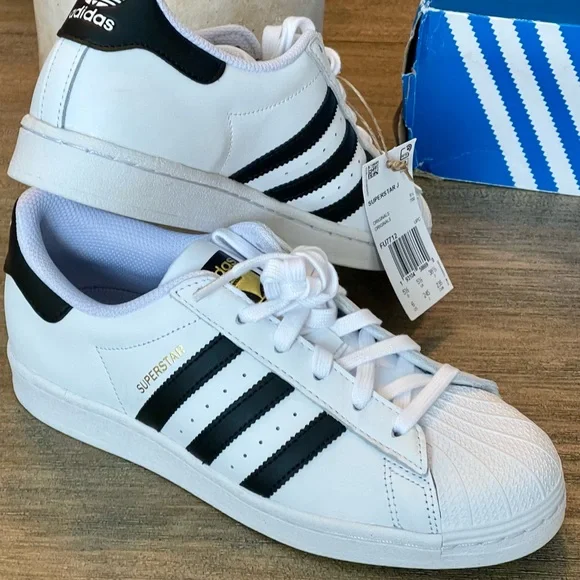 NIB ADIDAS SUPERSTAR CLOUD WHITE/BLACK SIZE 6 YOUTH - Picture 1 of 9